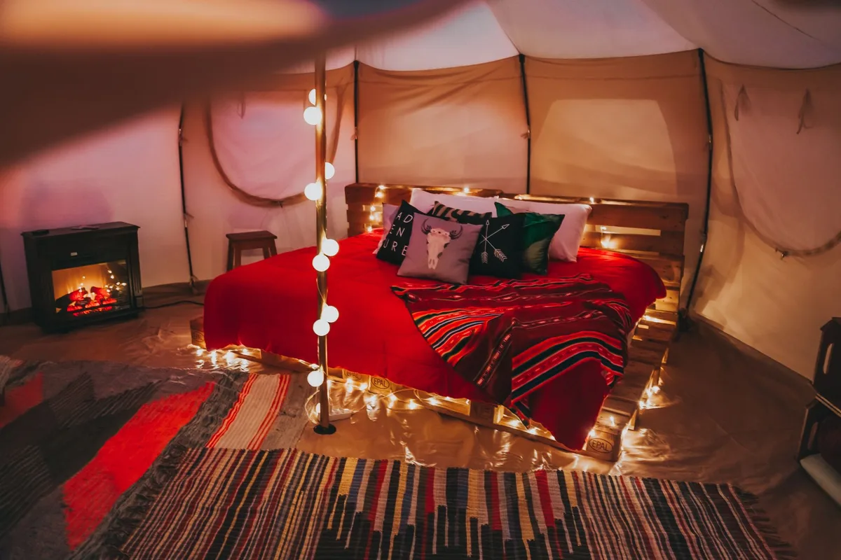 Konforlu yatağı olan çan çadır glamping iç mekanı