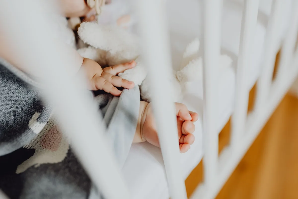 Sırtüstü güvenli şekilde uyuyan bebek