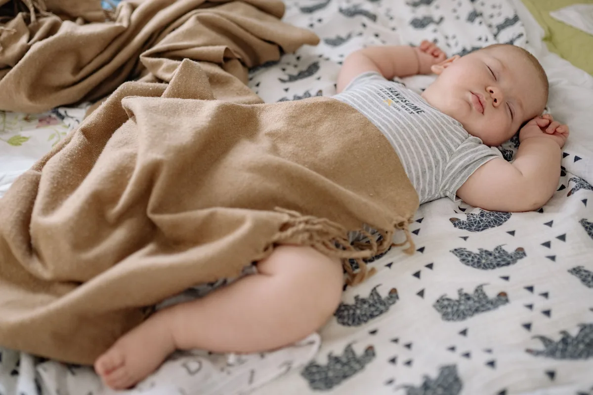 Yumuşak pamuklu kumaşa sarılı bebek