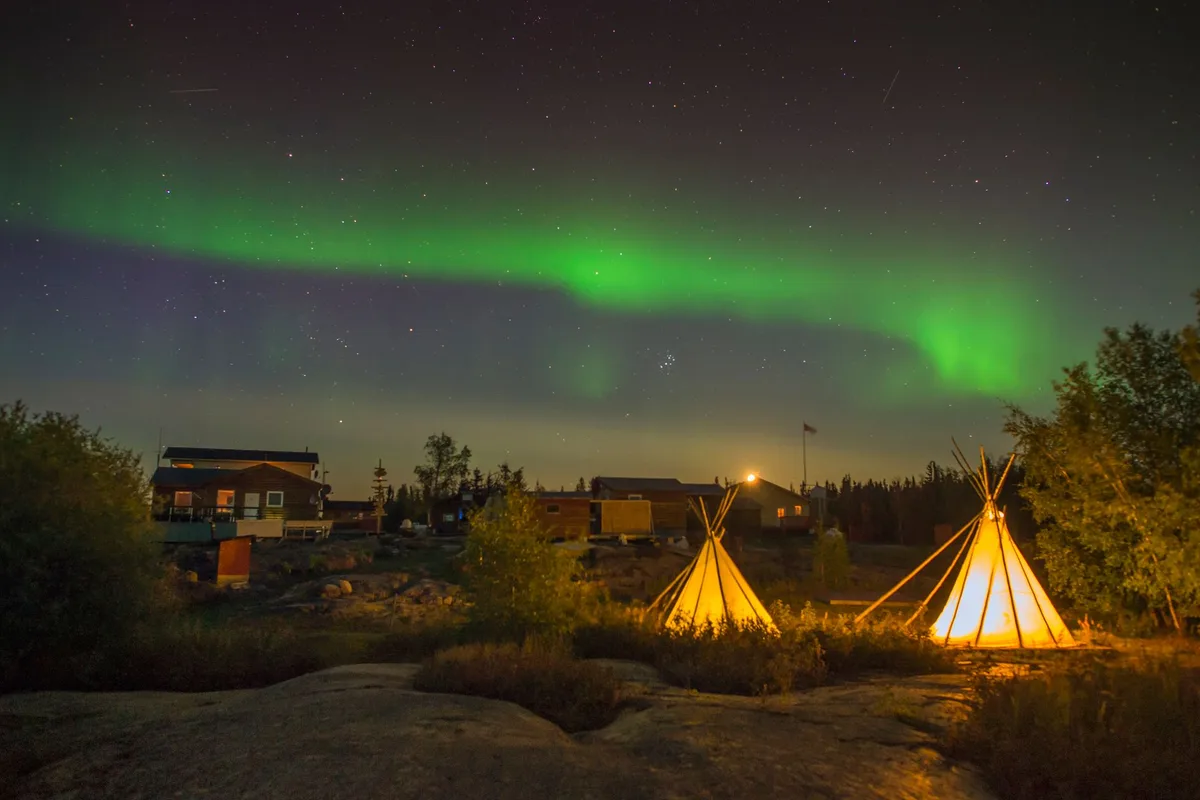 Gece ışıklandırılmış tipi teepee çadırları