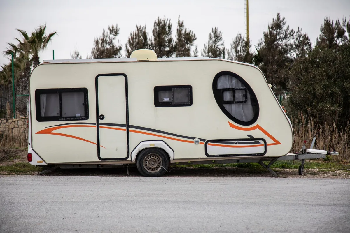 Aracın çektiği çekme karavan yolda