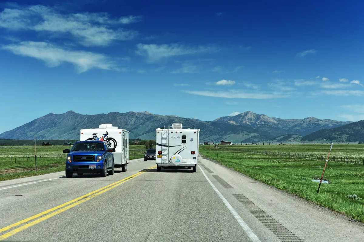 Dağ yolunda seyahat eden motokaravan
