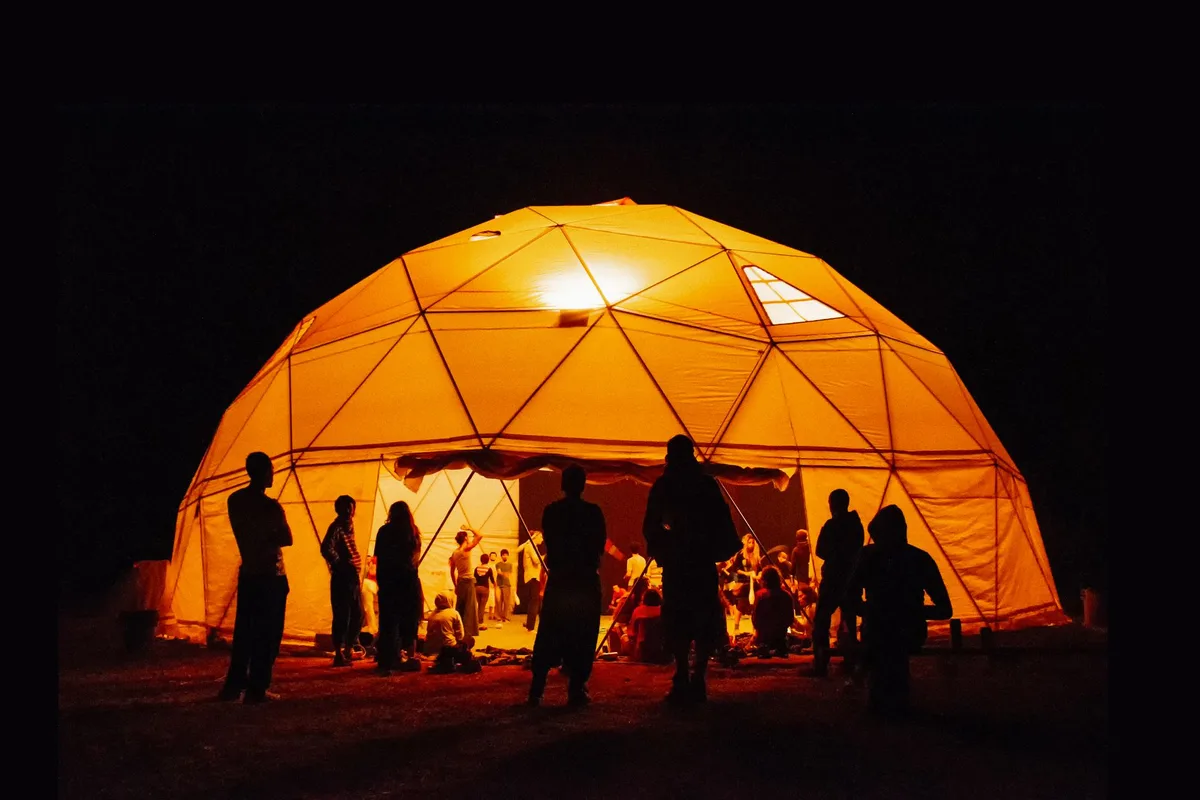 Gece ışıklandırılmış kubbe (geodome) glamping çadırı