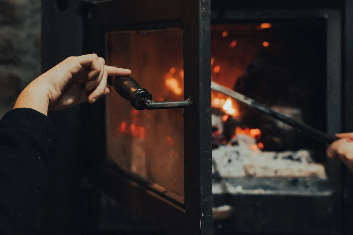 Bacalı metal odun sobasında yanan ateş