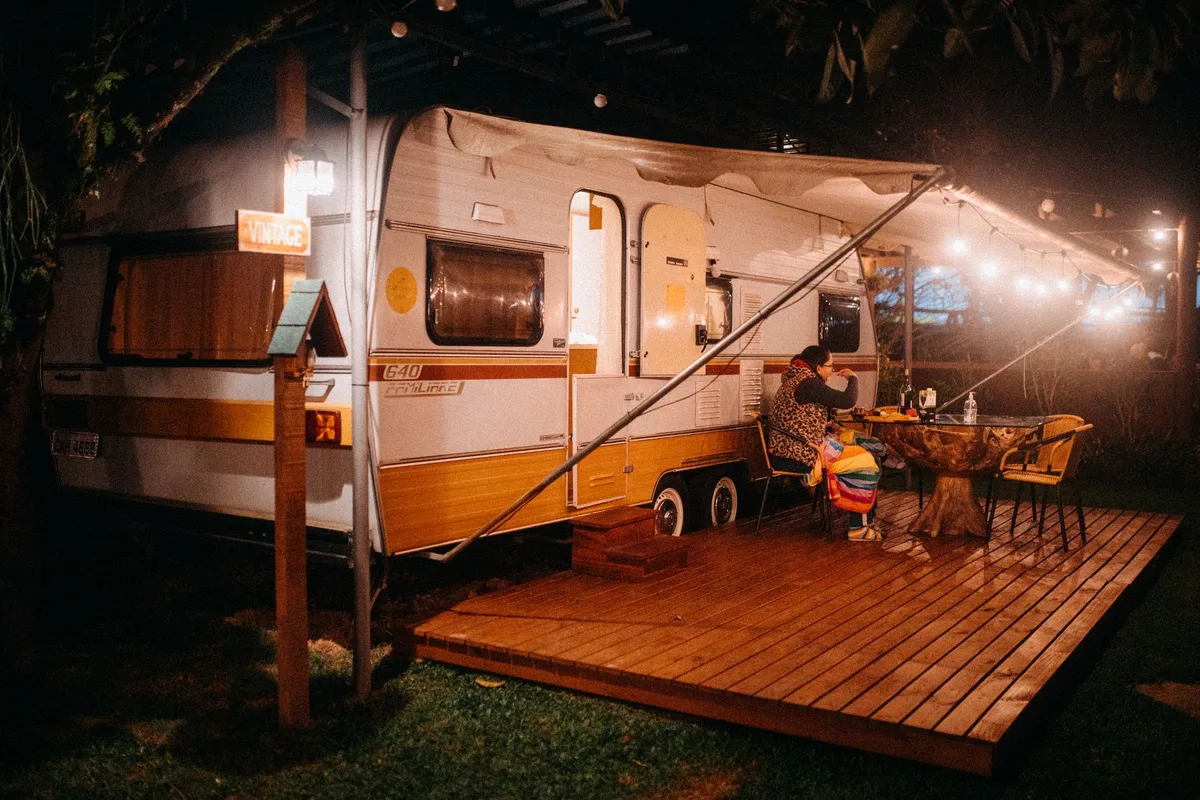 Kamp masasında gece solar şerit ışıklar