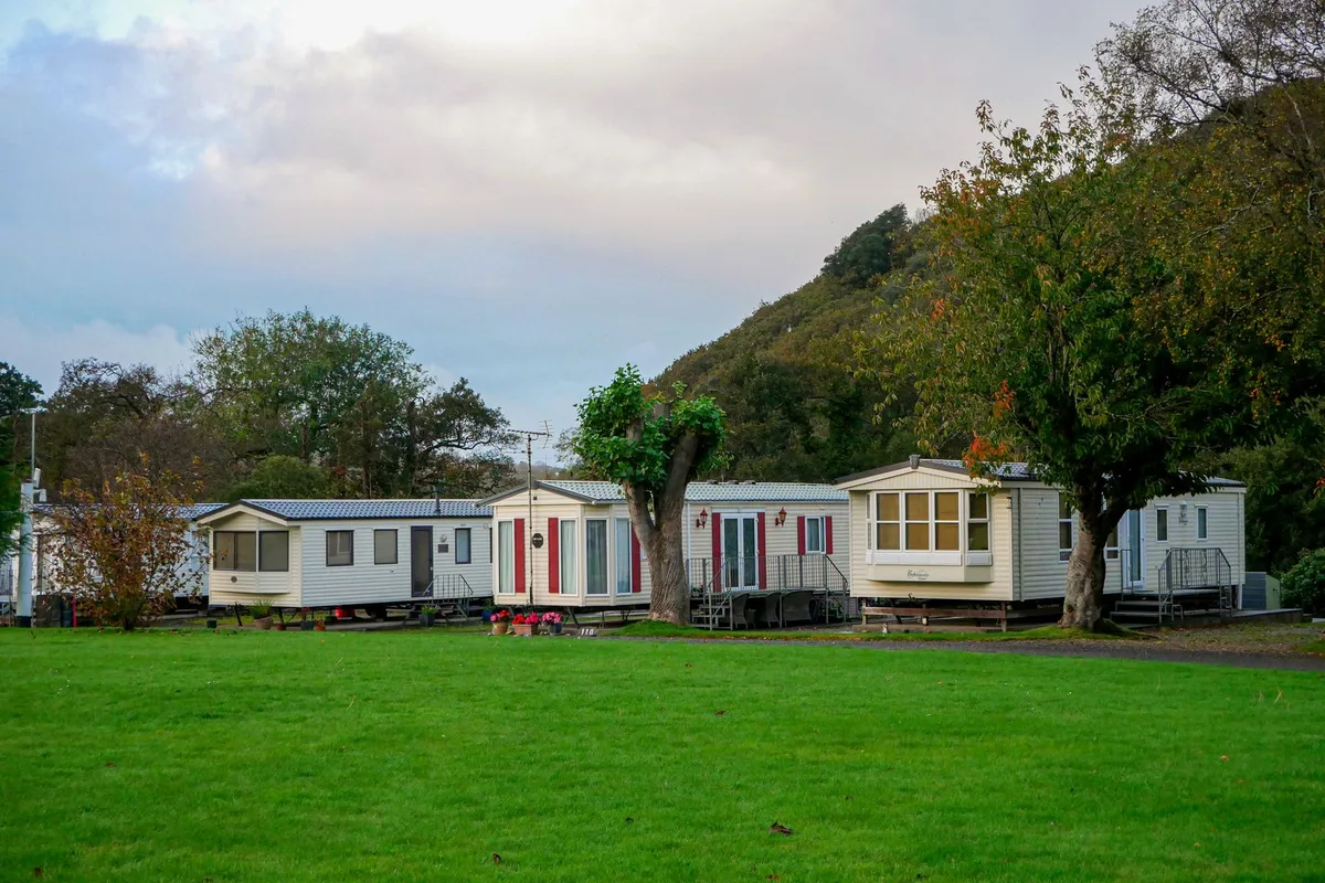 Elektrik bağlantılı karavan alanı
