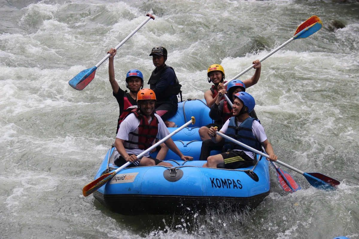 Ekip halinde rafting yapan gezginler