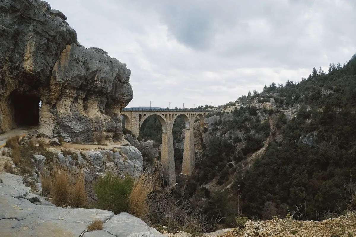 Nehir üzerindeki taş kemer köprü