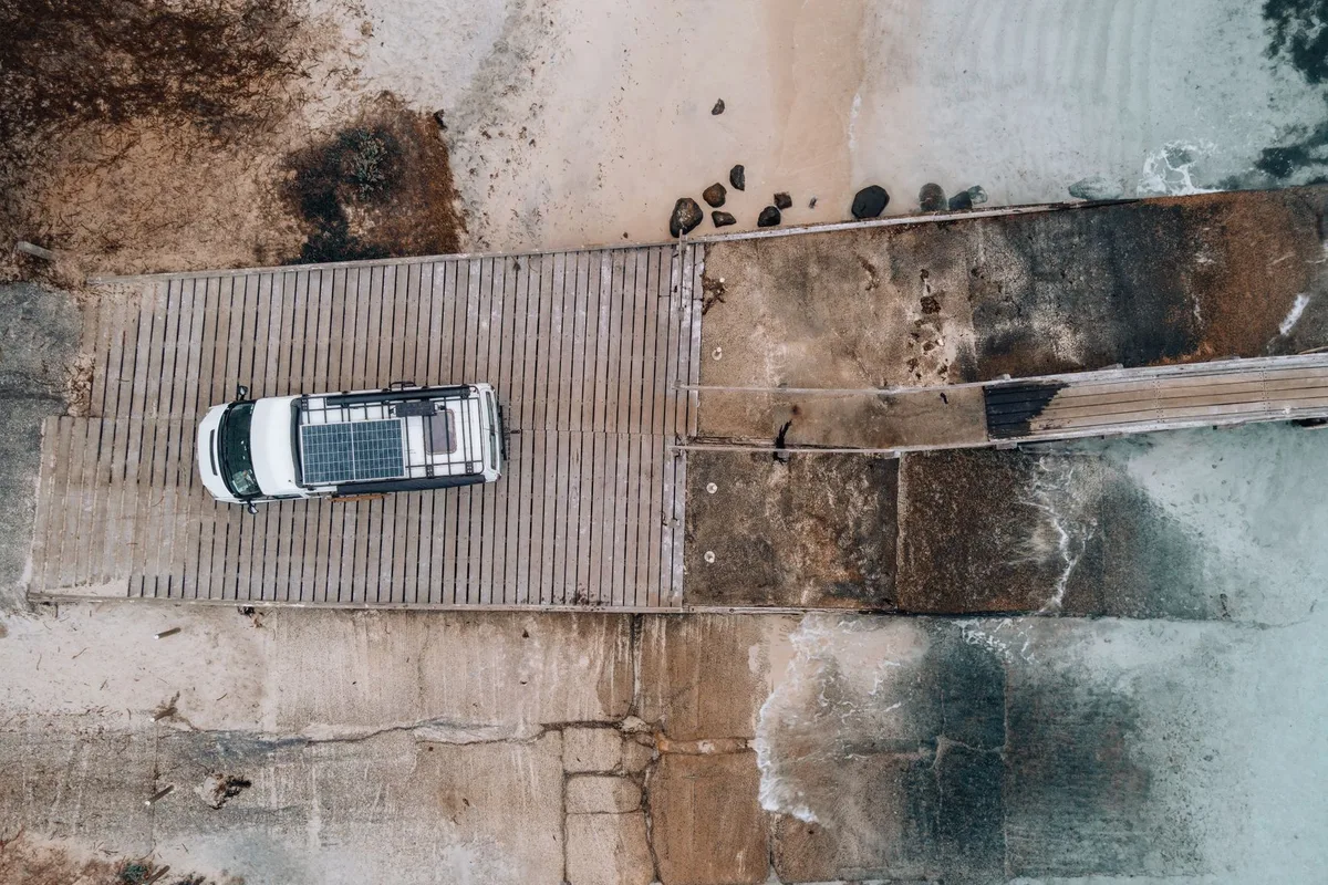 Karavan tavanına monte edilmiş güneş panelleri